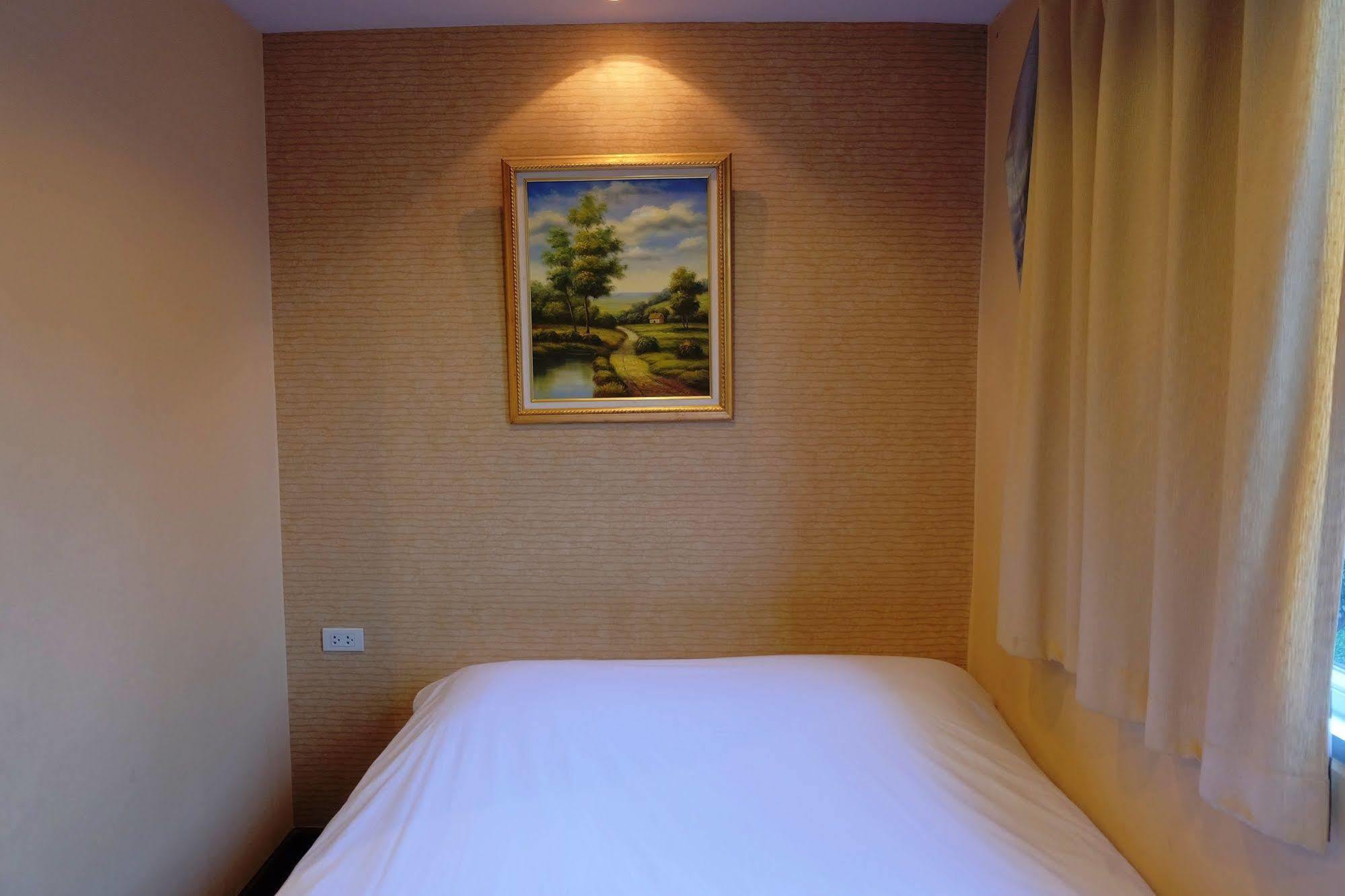 Take A Rest Hotel Бангкок Экстерьер фото