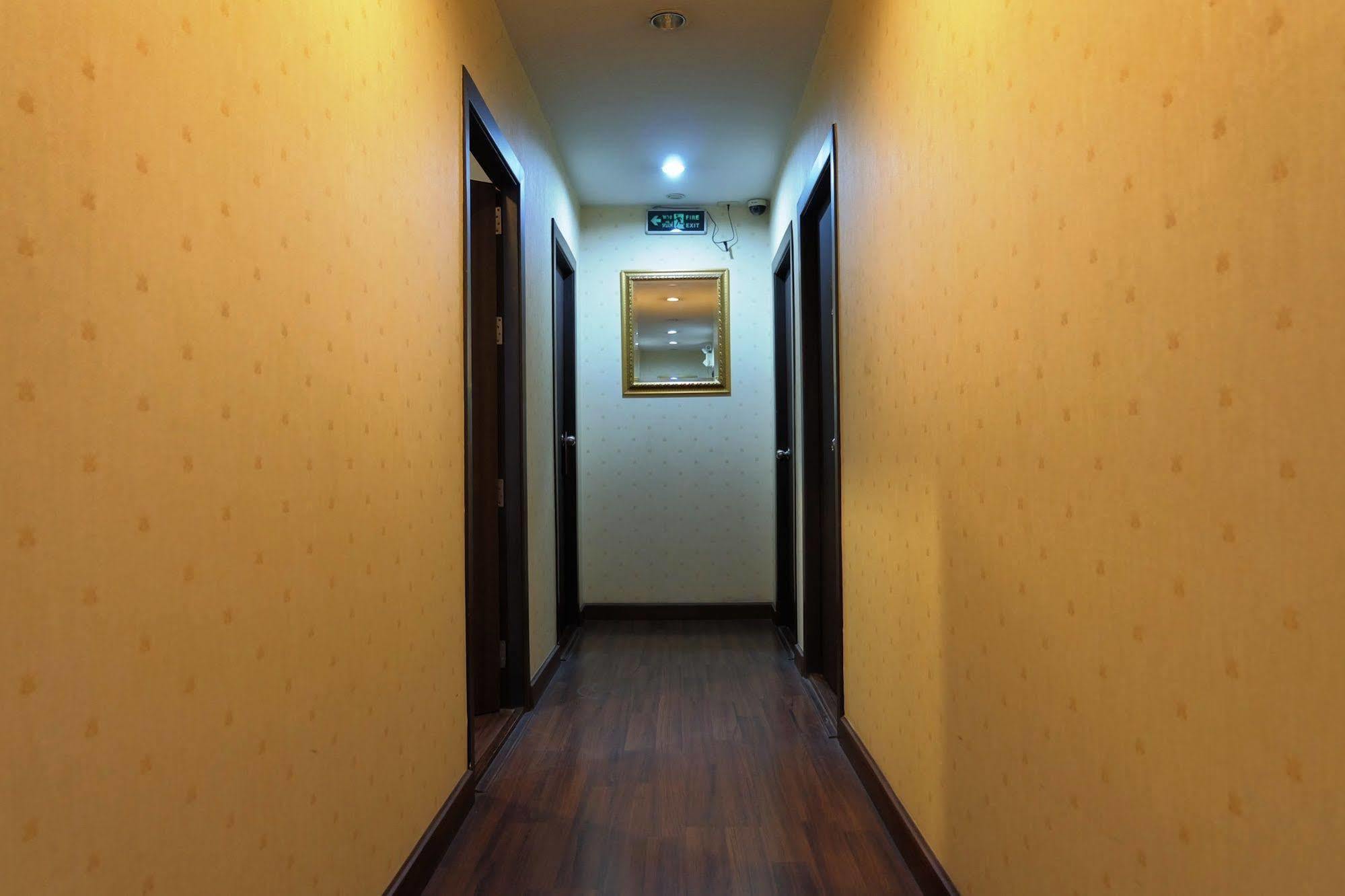 Take A Rest Hotel Бангкок Экстерьер фото